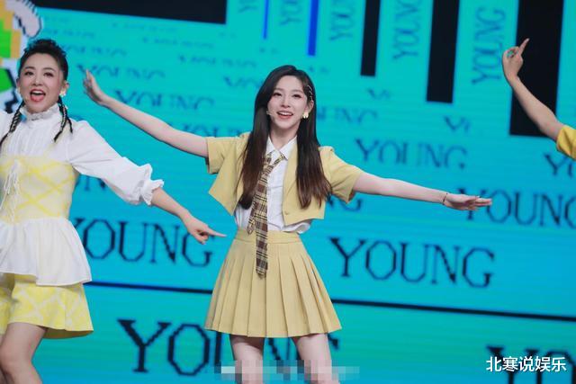 马凡舒|春晚主持马凡舒工作照曝光！穿超短裙秀漫画腿，五官精致鼻梁高挺