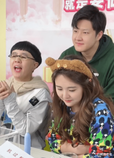 刘纯燕|金龟子22岁女儿携未婚夫现身直播间，男方身高195，获祝福一脸害羞