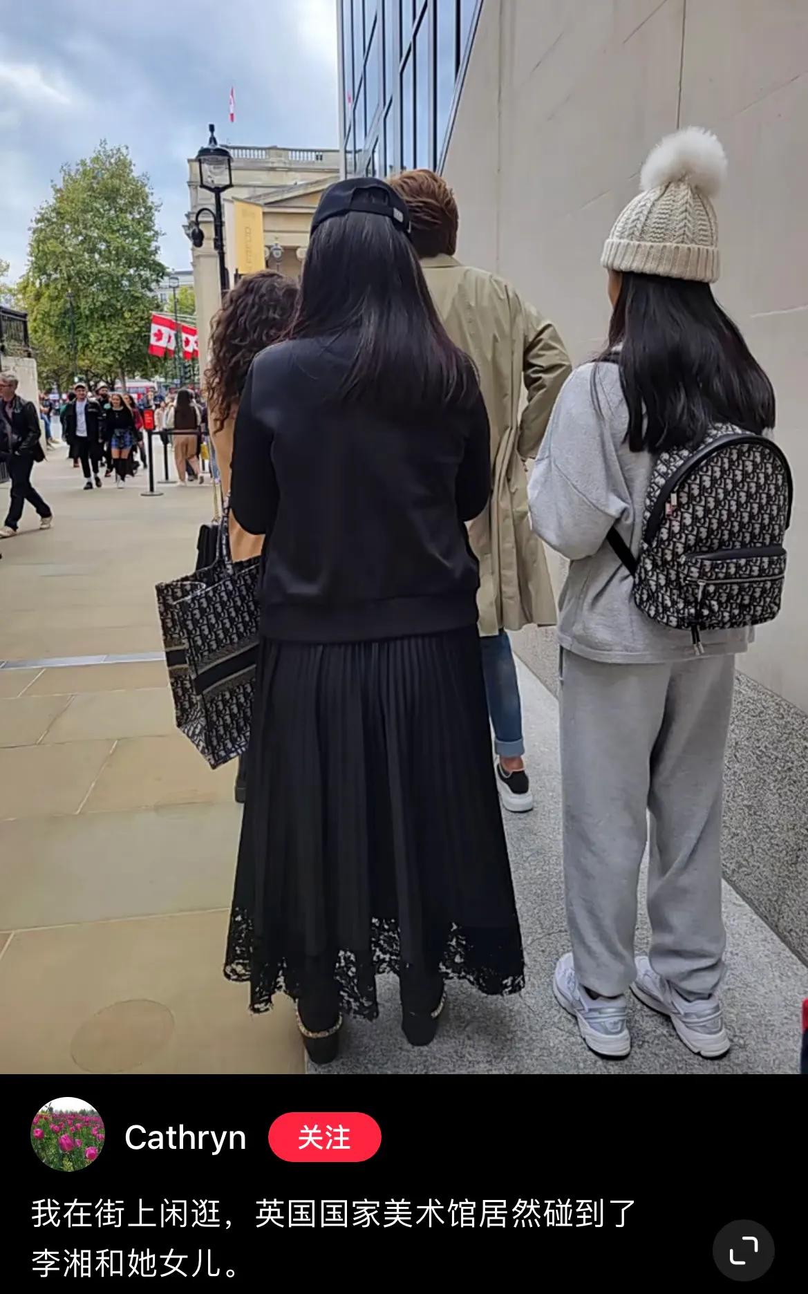 白梦妍|李湘母女逛英国美术馆，挽手同行像闺蜜，13岁王诗龄跟妈妈一样高