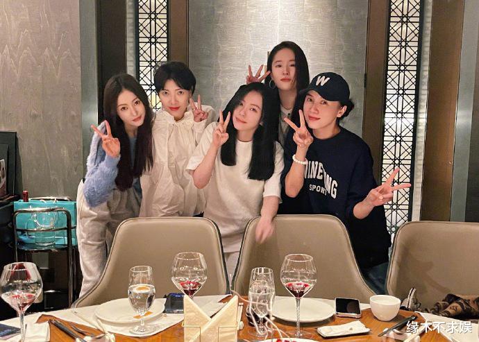 张靓颖|刘亦菲为张靓颖庆生放得开!亲亲嘟嘴玩不停,难得打扮的如此时髦