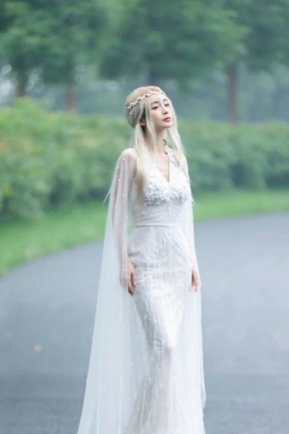 Angelababy|33岁Angelababy真的太美了!金发白裙像个精灵,网友:美到我失语了