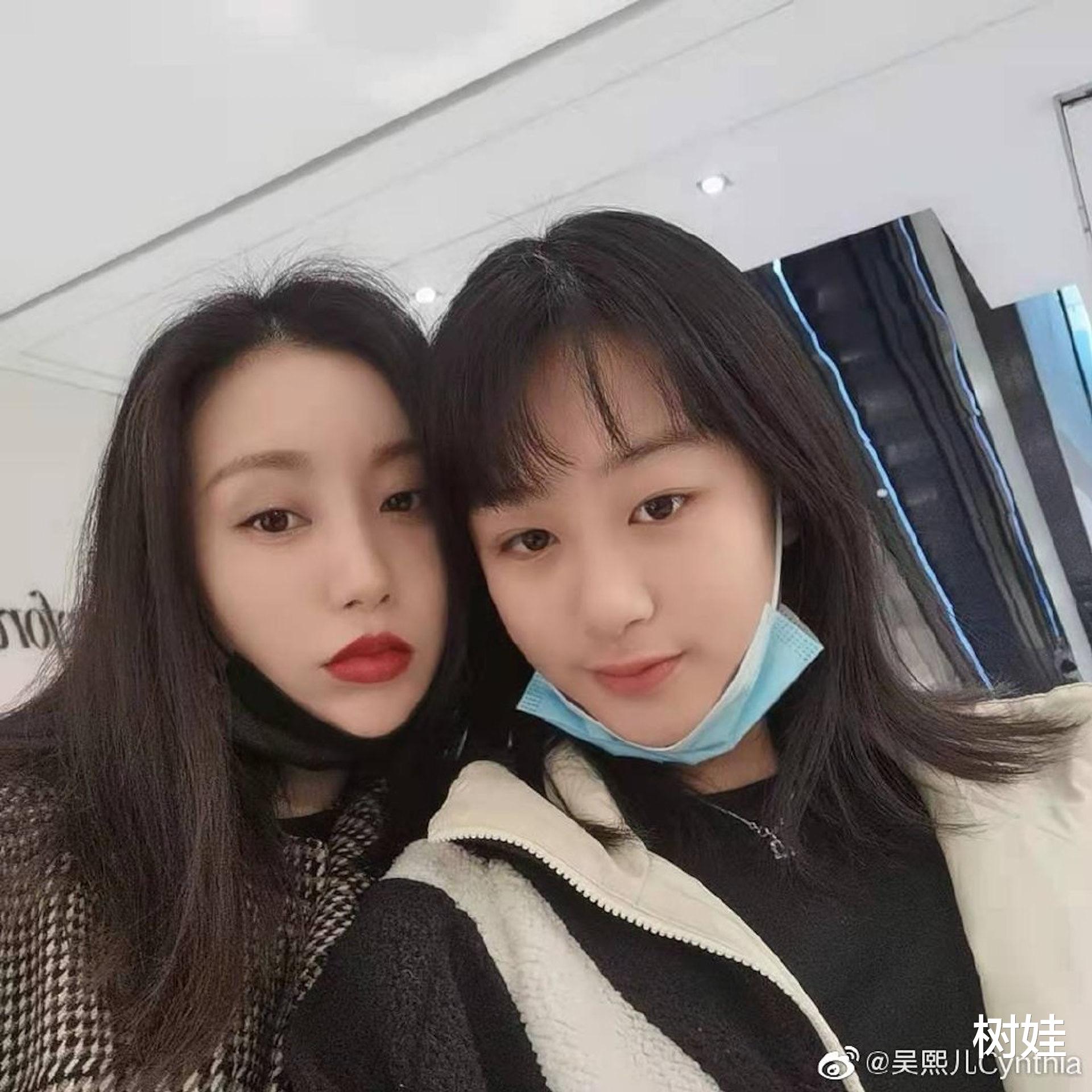 吴启华|吴启华父女团聚晒合照，13岁吴熙儿长相标致，打扮成熟长相像母亲