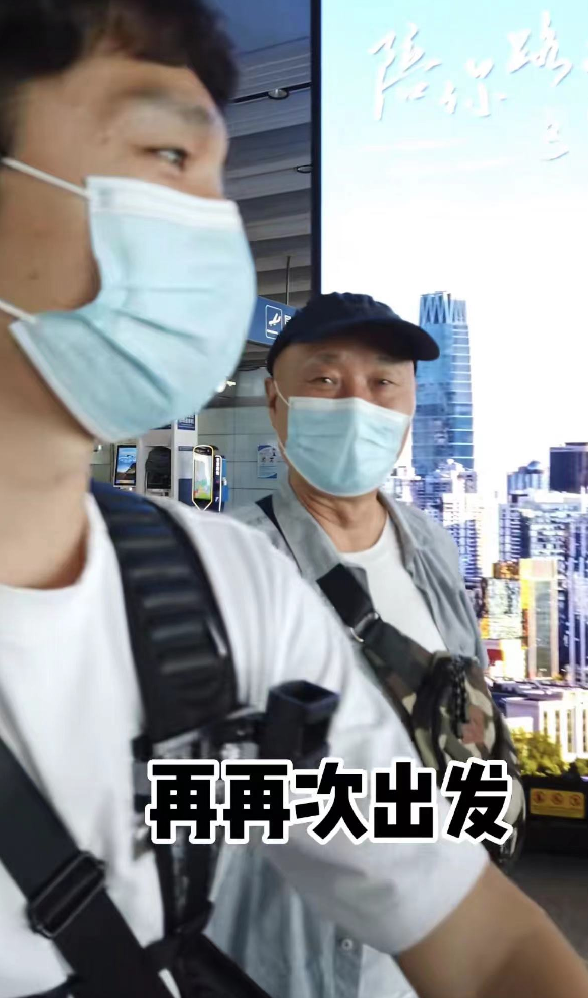 陈佩斯|68岁陈佩斯父子演出被取消!现身街头嗑瓜子度日,模样搞笑接地气