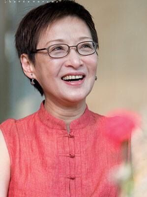 冬季护肤 69岁胡因梦告诉我们:中老年女人剪短发、穿中国风,洋气又耐看