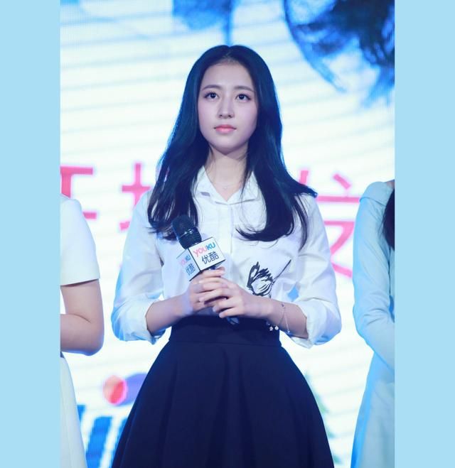 周雨彤|红毯上佛系躺平，私服却火力全开，这女明星真迷惑