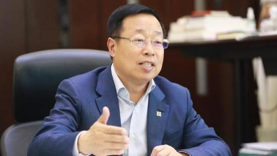 “工作调整”两个月后被留置的“最贵董事长”被双开：搞钱色交易、违法发放贷款