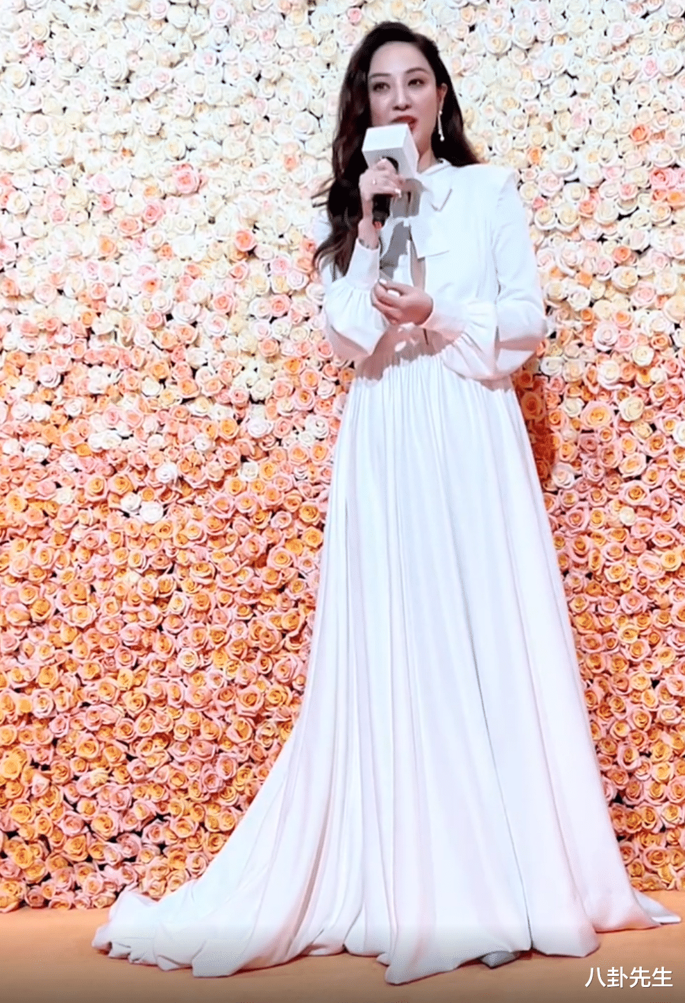 倪妮|17位女星同场比美：倪妮穿得像广场舞阿姨，赵今麦打扮成熟略违和