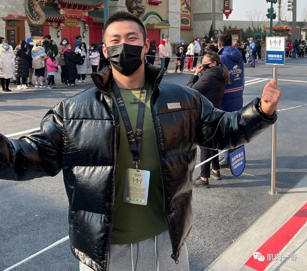 教练|25岁北京肌肉教练浴照被疯传，这身材太撩了