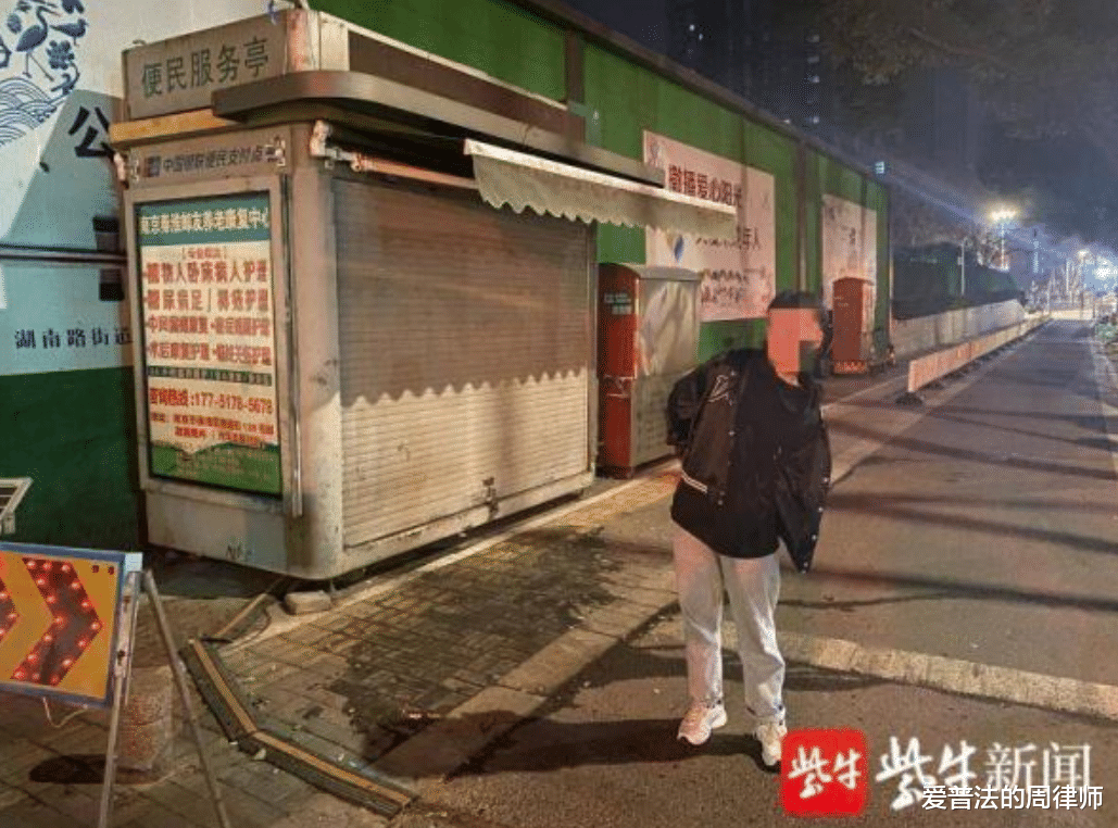 3名男子以买烟为由抢了两条香烟,还没来得及享用,就被警察逮住