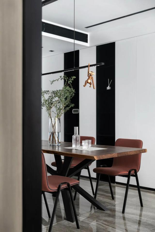 89㎡现代简约,黑与白、绿植与原木,打造时尚高级的舒适