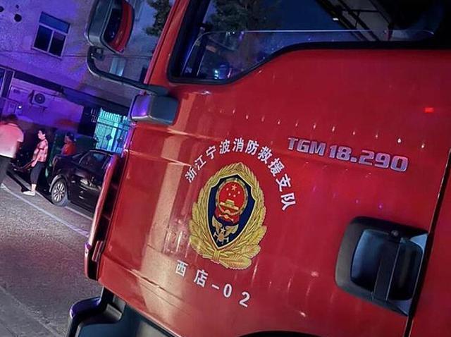 打工人租住房深夜起火7人遇难,老人坐地痛哭:我的2个孙女没出来