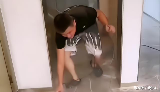 业主拖欠装修费,装修工一气之下把地板刮花,新的装修队不敢接手