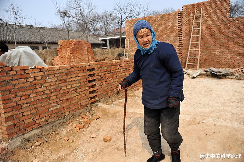 为何人类在婴幼儿期好动,步入老年却一点不想动?不堪这个世界的“重负”