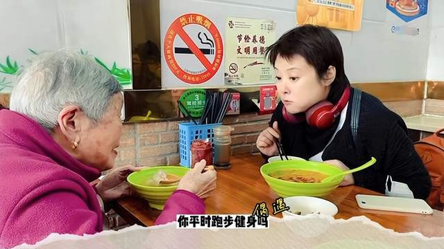 袁立|袁立在上海吃路边摊！大口嗦粉与路人搭讪聊天，上班背超大包无人识