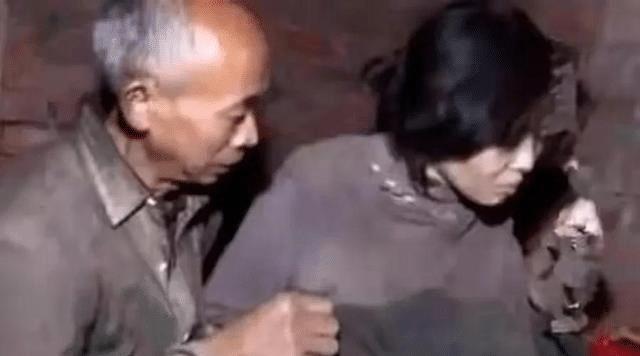 重庆人贩子彭洪菊,逃亡时被同行3500元卖给老头,被其折磨了12年