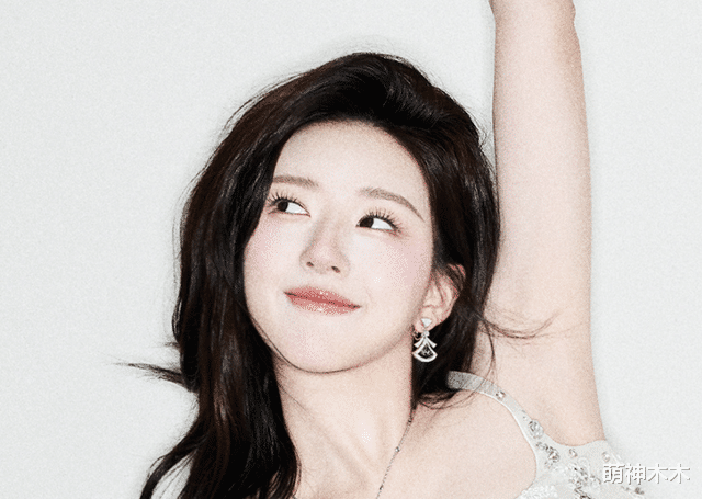 赵露思|赵露思戴18万珠宝上时尚杂志,和生图差别大,精修照撞脸鞠婧祎