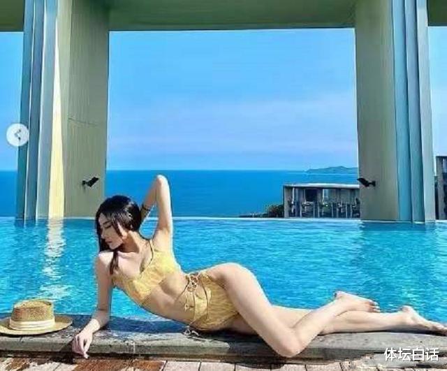 范志毅|范志毅英国女儿不怕冷！户外秀露背装，与大7岁土豪男友好事将近