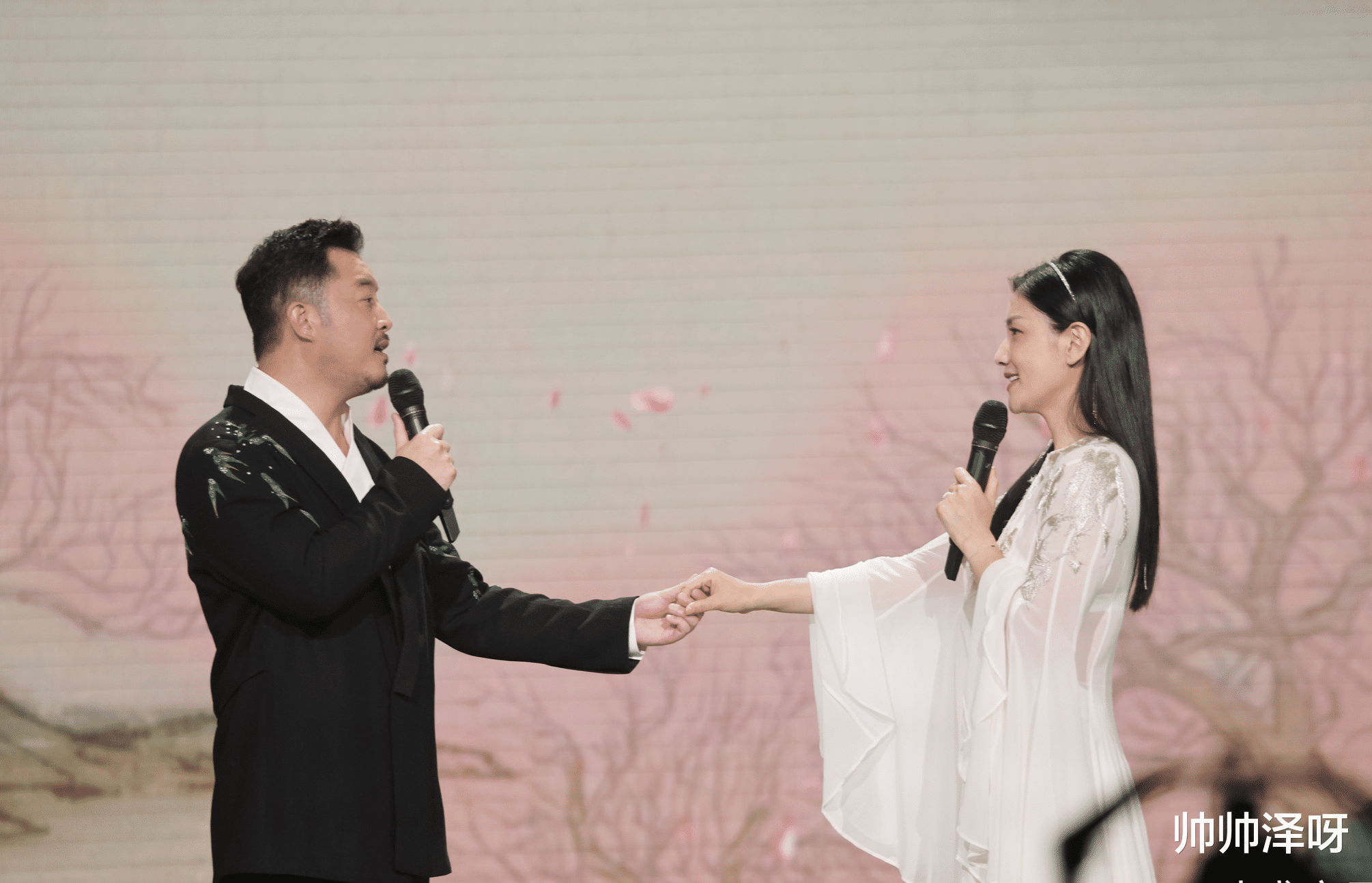 胡可|胡可沙溢深夜登上热搜，啥情况？