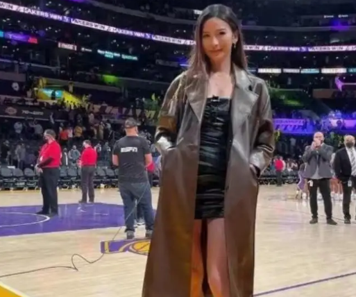 肯达尔·詹娜|华裔美女金诗迪现身NBA赛场，穿着休闲气质大方，抢走詹娜风头