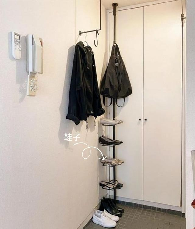 不起眼的杆子,随意往家里哪处一装,顶天立地,东西都不愁没处放