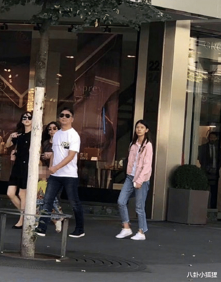 章泽天|刘强东夫妇携女同游三亚,章泽天陪5岁女儿玩滑梯,一家三口超幸福