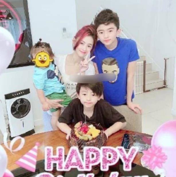 张柏芝|张柏芝不再回避三胎生父，大方晒全家照时，意外曝光三胎生父信息