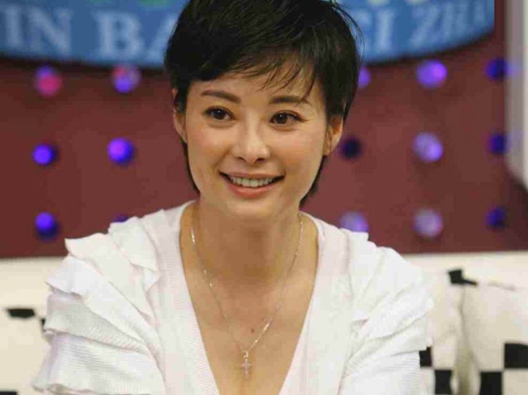 袁立|48岁袁立与三婚老公同框，素颜发福变化大，男方胡子拉碴暖心陪伴