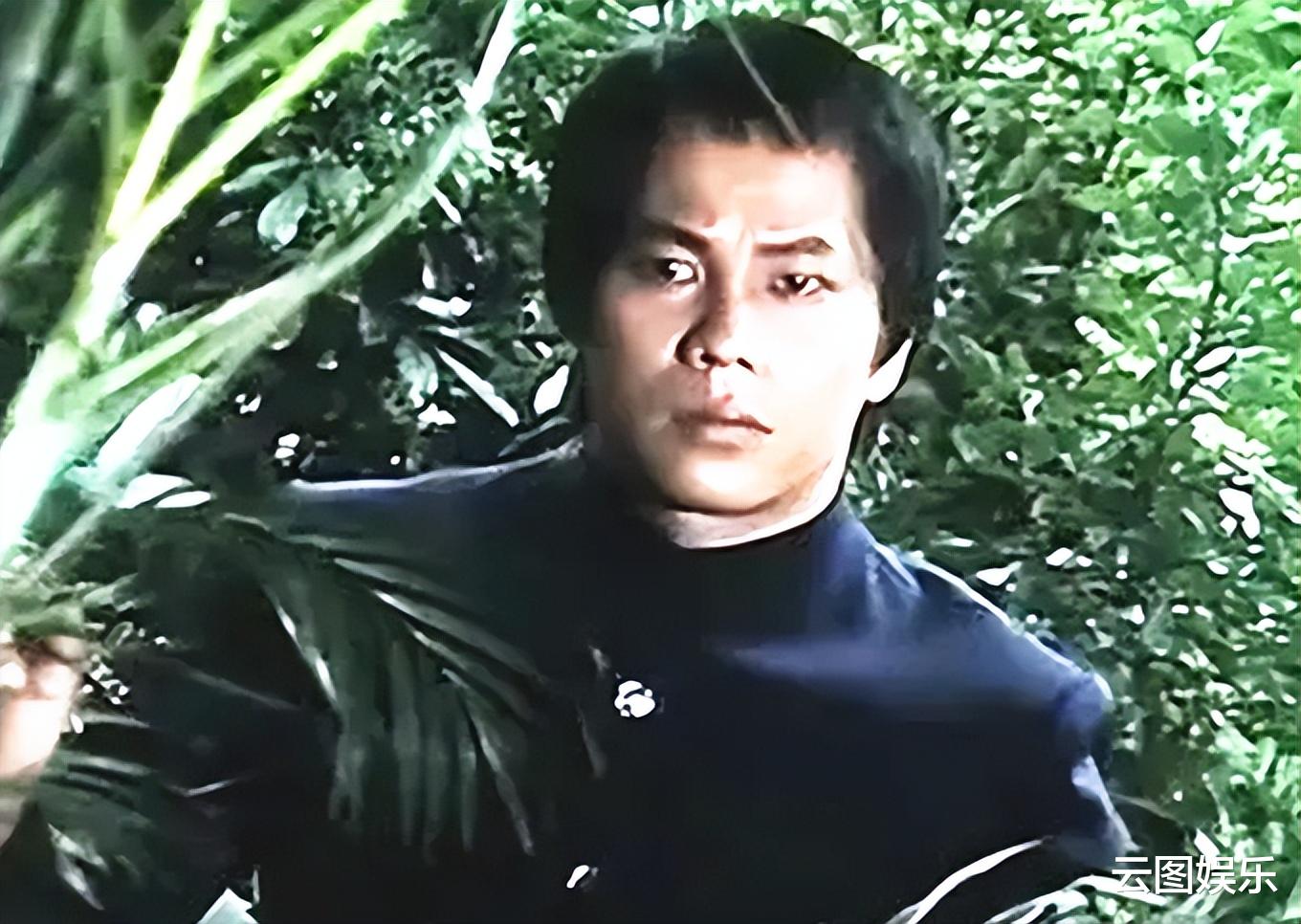 梁小龙|老戏骨梁小龙惹争议!疑喝醉在街上耍功夫,把包里的狗吓到摔地上