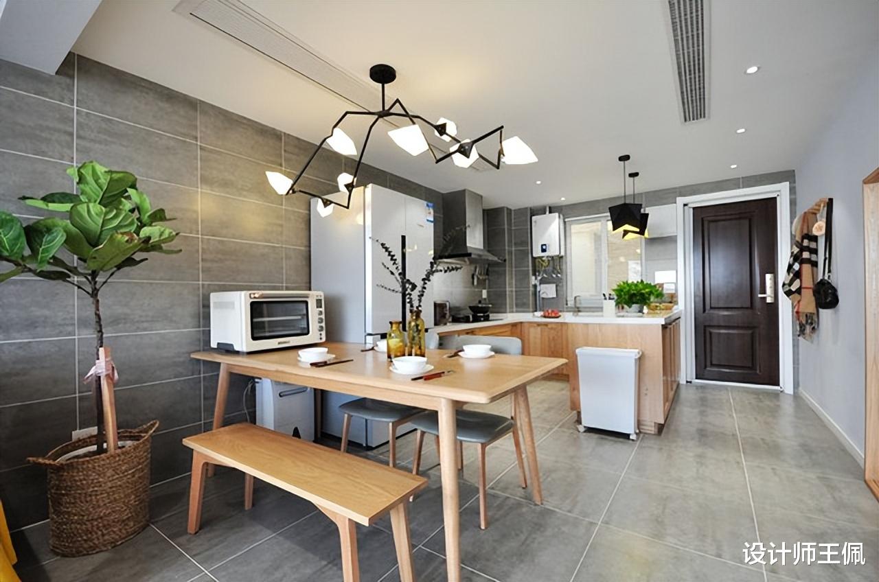 当初不听设计师的意见,坚持不做“表面设计”,现在朋友纷纷效仿