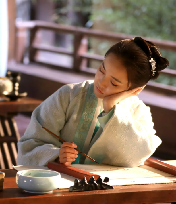 谭松韵|30岁以上还能演学生妹，这5位女星太“冻龄”，搭档的都是小鲜肉