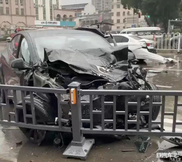 台州特斯拉高速追尾致前车乘员伤亡，鞭打损伤太强，汽车如何应对