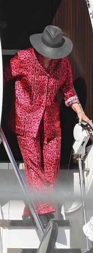 卡戴珊|66岁卡戴珊妈妈穿豹纹睡衣出门!41岁黑人男友好老,主动为她拎包