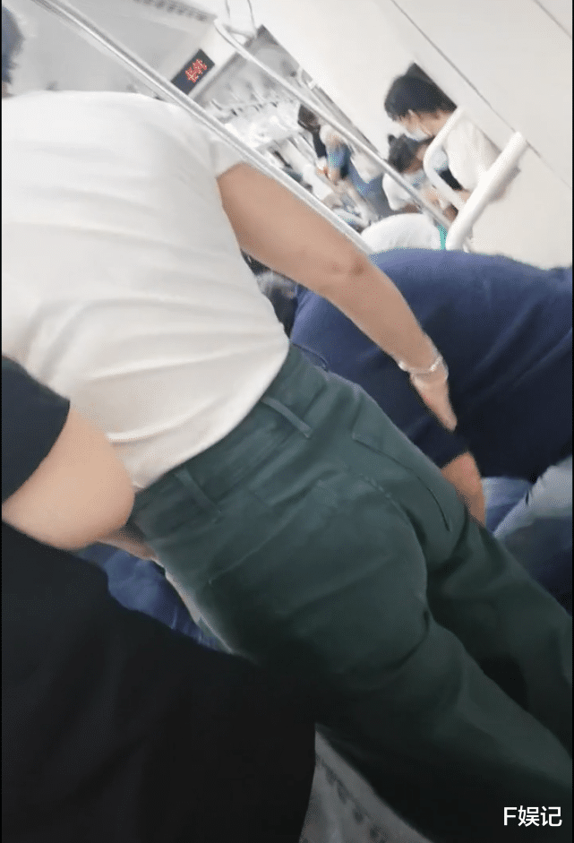 叶倩文|林子祥夫妇接地气搭地铁 叶倩文甜蜜挽着老公手臂