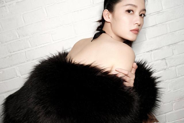 李沁|李沁穿黑色亮片抹胸衣裳大秀长腿!雪肤玉貌美得让人窒息