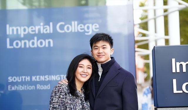 |55岁英拉气质绝了！18岁的儿子又高又帅成绩优秀，获奖让妈妈骄傲