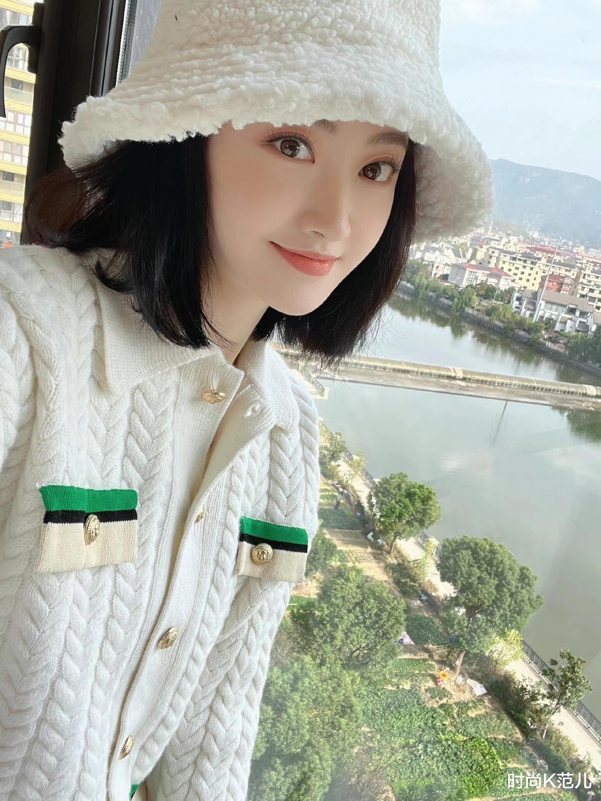景甜 景甜短发造型晒自拍，针织开衫搭配毛绒渔夫帽，又甜又美！