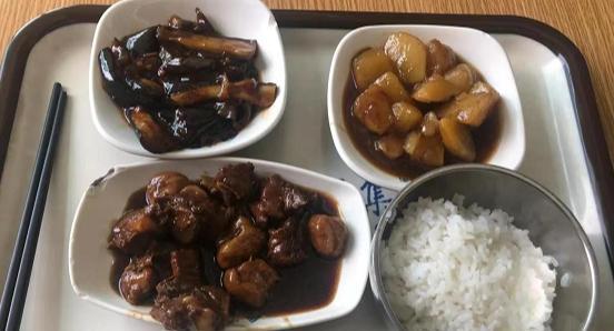 南京女子晒私企和国企食堂,同样是午餐,网友:伤害还是有的