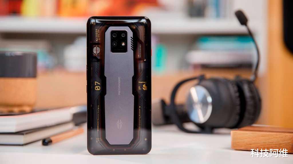 从5199元跌至3499元,12GB+256GB+135W,屏下摄像头旗舰加速退场