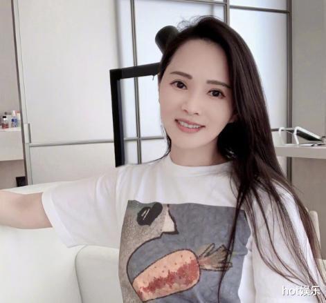 伊能静|离开滤镜,伊能静被嘲衣品差,脸蛋像54,新加坡卖货为儿子站台