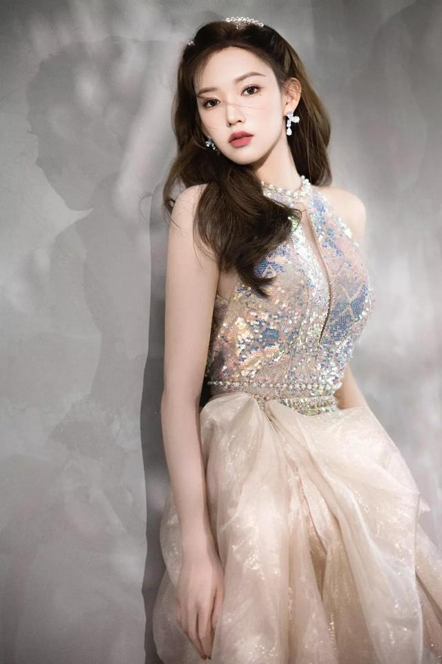 小姐姐|程潇绝美热图，亮片拖地裙秀完美身材，颜值出众，温婉迷人