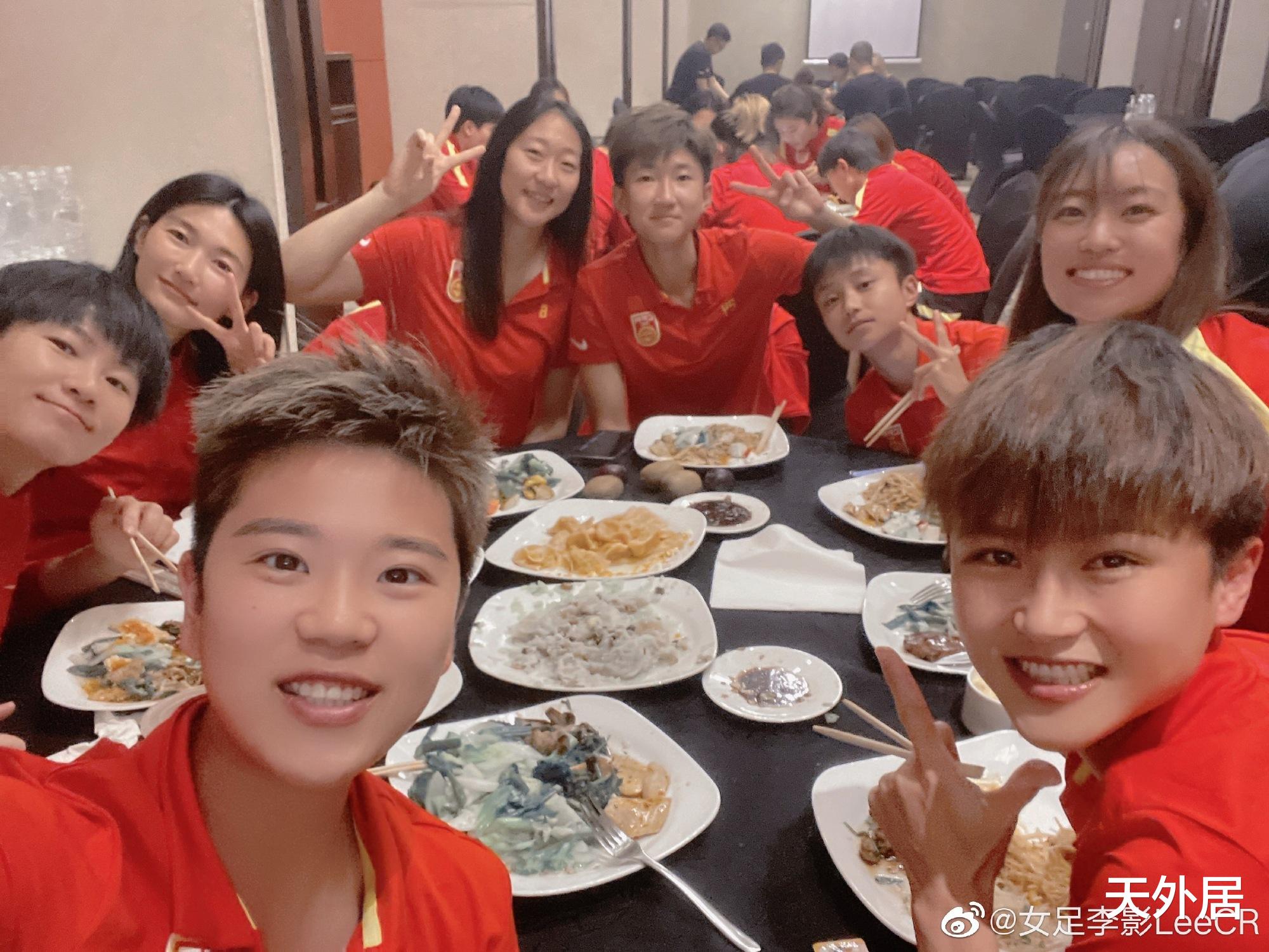 男足|大年初一！朱婷现身，多位体坛女神晒一家三口照，刘湘母女送祝福
