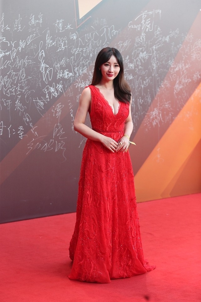 蕾丝裙|柳岩的身材挺惹眼的，穿枣红色蕾丝裙妩媚又动人，看着却很高级