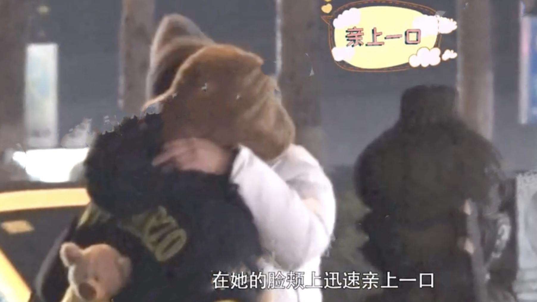 刘诗诗|38岁海陆恋爱实锤，与男子挽手遛狗，马路边被对方搂着脖子接吻好甜蜜