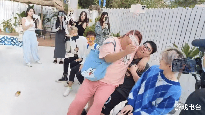 |西瓜妹对AJ一见钟情,张嘉文真情流露,现场直呼心媛名字