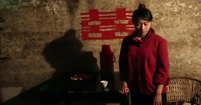 2002年,浙江女子带瘫痪前夫改嫁,现任丈夫服侍前夫,现状如何?
