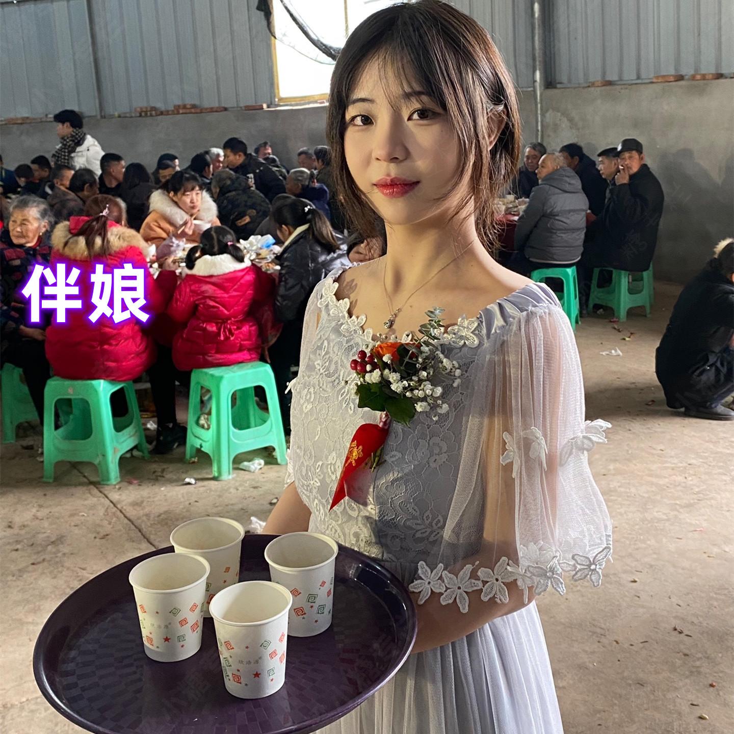伴郎在婚礼上戏耍新娘，只因帮其点烟