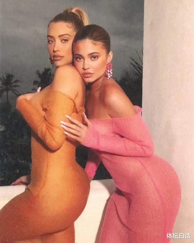 金·卡戴珊|牛皮癣恶化?41岁金-卡戴珊看娃踢球,身材傲人,腿部大块白斑