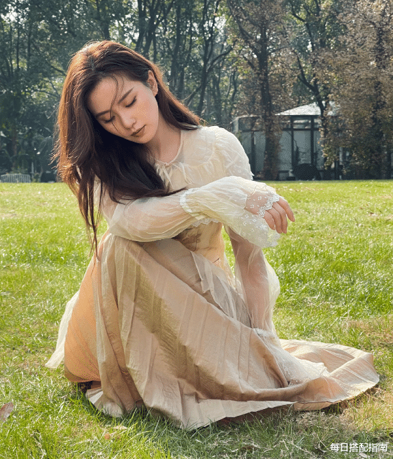 刘诗诗|有一种“贵气”叫刘诗诗,穿淡金色纱裙气质优雅,真是又美又迷人