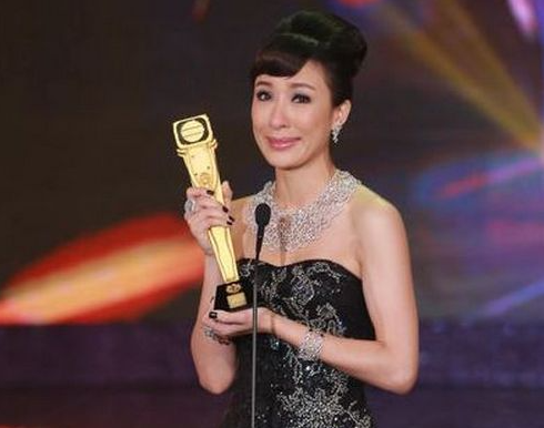 杨怡|女星当着老公的面亲别人两次，男方在一旁表情僵硬，却也很无奈