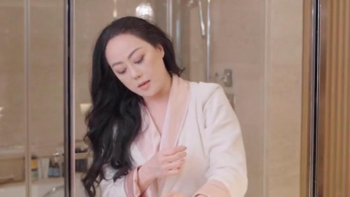 |59岁章小蕙长居上海，近照头发乌黑浓密显年轻，与准儿媳像姐妹